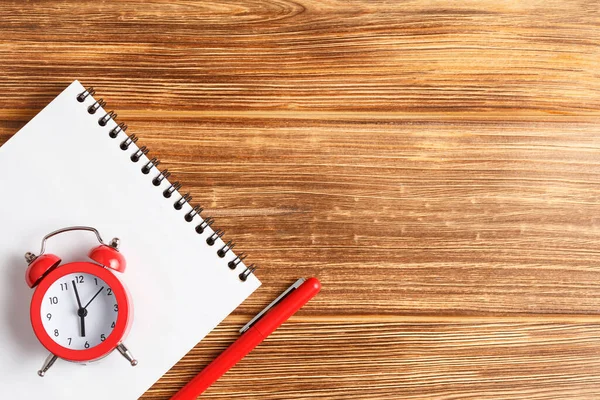 Cuaderno Escolar Con Bolígrafo Despertador Sobre Fondo Madera Acostado Vuelta — Foto de Stock