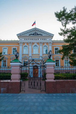 Yazılı bölge mahkemesi binasının ön cephesi.