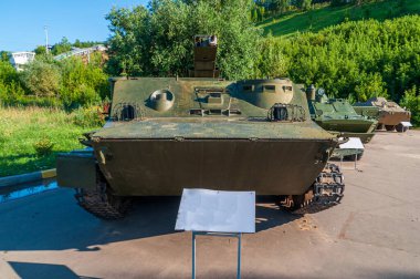 Sovyet mayın temizleme tesisi. Nizhny Novgorod 'daki zafer parkında 67 euro' luk mayın temizleme işlemi. Yeşil ağaçların ve mavi gökyüzünün arka planına karşı. Yüksek kalite fotoğraf