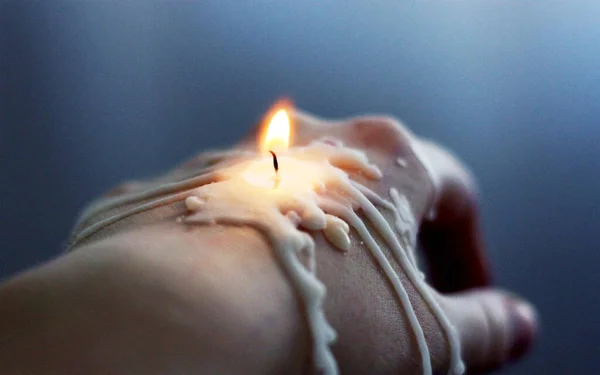 Primer Plano Una Vela Encendida Una Mano — Foto de Stock