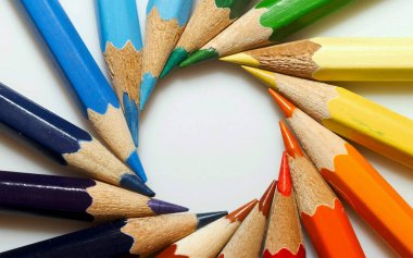 Beyaz bir arkaplanda, renkli kalemler bir daire çizmek için kullanıldı..