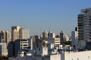 Dağınık ufuk çizgisi. Horizonte de ciudad desordenado.