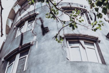 Dibe bakan beton gökyüzü kulesi ortaçağ şövalye şatosu deniz feneri stili yapıyor. Büyük pencere gri duvarı. Koyu gri efekt. Alışılmadık mimari güzellik Çatı çözüm şehir inşaatı