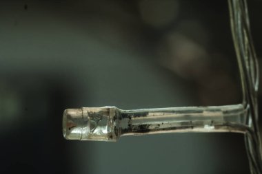 Makro yakın plan beyaz soluk plastik ışık diyot LED şerit lamba yayıyor. Bulanık arkaplan. Açık hava nesne teknolojileri. Yanmış kablo bozuk ürün