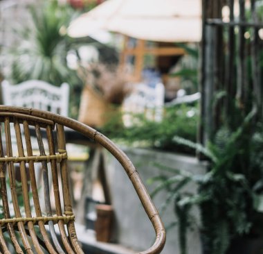VERTICAL Cozy bahçe açık tropikal tarzı teras ahşap sandalye rattan hasır eko mobilya. Sıcak yaz doğa günü. Modern dekorasyon iç atmosferi rahatlat. Açık hava eğlencesi yemek alanı kafesi..