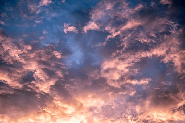Latar belakang keindahan sejati Celestial Abstrak. Biru tua biru muda cerah cerah refleksi matahari terbenam langit cumulus awan. Tragis suram, malam hari, mendung kumulatif. Salin wallpaper desain ruang — Stok Foto