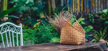 BANNER Cozy bahçe açık tropikal stil teras sert ahşap masa mobilya. Sıcak yaz doğa günü. Modern güzellik dekorasyonu iç atmosfer rahatlama eğlence yemek alanı