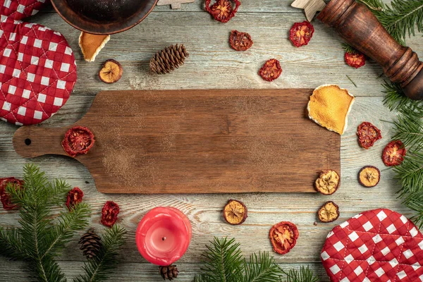 Brown Cutting Board Wooden Background Green Coniferous Branches Festive Accessories — Stock Photo, Image