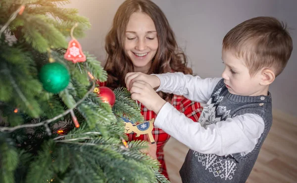 Mãe Com Seu Filho Está Decorando Juntos Árvore Natal Com — Fotografia de Stock