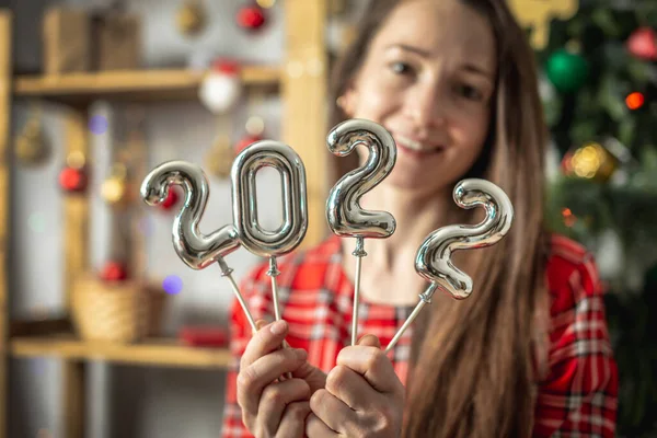 Mladá Žena Pozadí Vánočního Stromku Drží Rukou Stříbrná Čísla 2022 — Stock fotografie