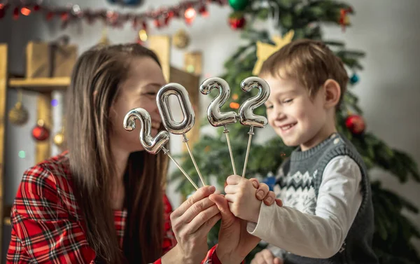 Šťastná Máma Syn Pozadí Vánočního Stromečku Drží Rukou Stříbrná Čísla — Stock fotografie