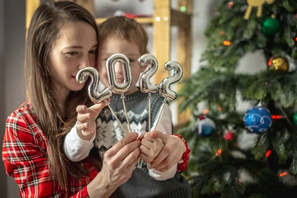 Šťastná Máma Syn Pozadí Vánočního Stromečku Drží Rukou Stříbrná Čísla — Stock fotografie