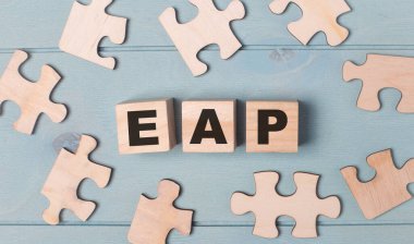 EAP Çalışanlara Yardım Programı metni ile boş bulmacalar ve tahta küpler