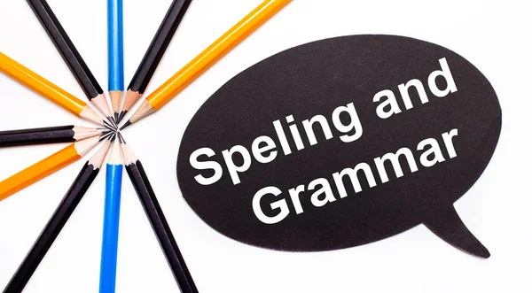 Ξύλινη Κάρτα Κείμενο Spelling Grammar Μαύρο Φόντο Κοντά Πολύχρωμα Μολύβια — Φωτογραφία Αρχείου