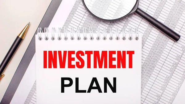 Lupa Mesa Relatórios Caneta Caderno Com Texto Plano Investimento Conceito — Fotografia de Stock