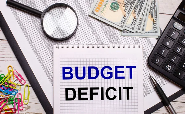 Офісному Столі Блокнот Текстом Budget Deficit Ручка Калькулятор Долари Різнокольорові — стокове фото