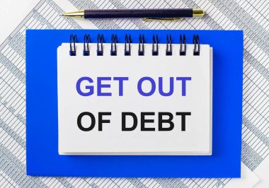 Masaüstündeki raporların arka planında mavi bir not defteri var. Üzerinde 