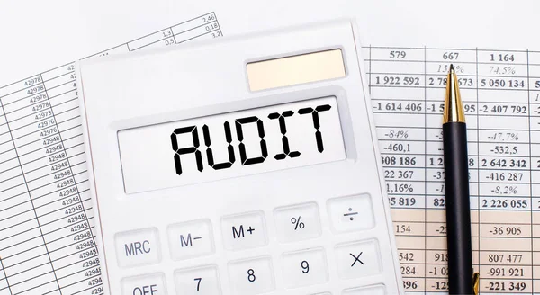 Escritorio Hay Informes Una Calculadora Blanca Con Texto Audit Marcador — Foto de Stock