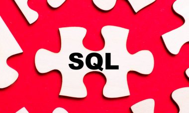 Parlak kırmızı arka planda, beyaz bulmacalar. Bulmacanın parçalarından birinde, SQL Yapılandırılmış Sorgu Dili