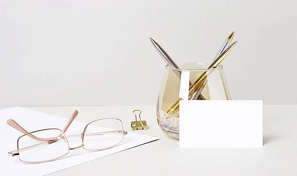 Het Bureaublad Zijn Gouden Glazen Paperclips Pennen Een Glazen Beker — Stockfoto