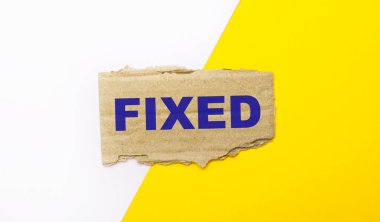 Beyaz ve sarı arkaplanda, kahverengi yırtık karton ve metin FIXED