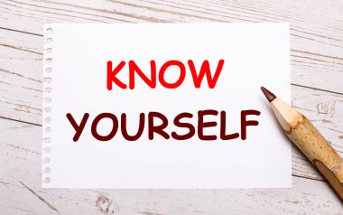 Hafif ahşap bir arka planda, renkli bir kalem ve üzerinde 