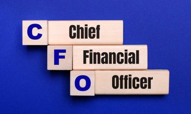 Parlak mavi bir arkaplanda, açık tahta bloklar ve CFO 'nun Mali İşler Müdürü ile birlikte küpler var.