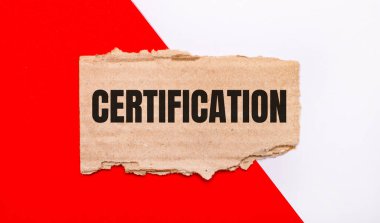 Beyaz ve kırmızı arkaplanda, kahverengi yırtık karton ve CERTIFICATION metni