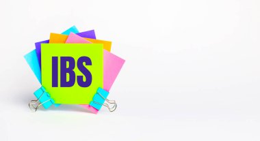 Üzerinde IBS metni olan çok renkli çıkartmalar var. Boşluğu kopyala