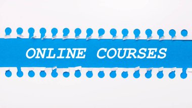 Mavi arkaplanda ONLINE COURSES ile iki beyaz yırtık kağıt şeritleri.
