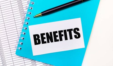 Ofis masasında raporlar var. Mavi bir not defteri, siyah bir kalem ve BenefITS yazılı beyaz bir kart. Şık bir iş yeri. İş konsepti