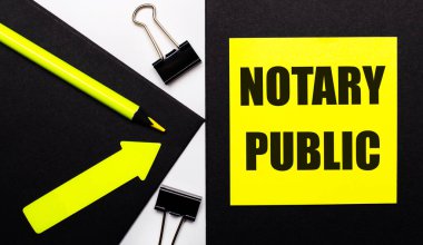 Siyah bir arkaplanda, parlak sarı bir kalem, bir ok ve üzerinde NOTARY PUBLIC yazılı sarı bir sayfa.