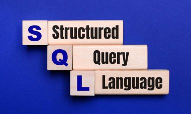 Parlak mavi arkaplanda, açık tahta bloklar ve SQL Yapılandırılmış Sorgu Dili içeren küpler