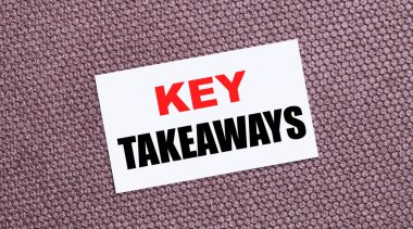 Kahverengi arkaplanda, üzerinde KEY TAKEAWAYS yazan beyaz dikdörtgen bir kart