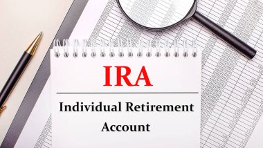IRA Bireysel Emeklilik Hesabıyla Masaüstü Büyüteci, Raporlar, Kalem ve Defter. İş konsepti