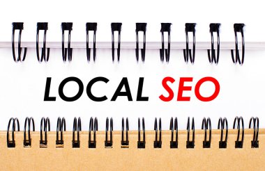 Beyaz ve kahverengi spiral notlar arasında beyaz kağıt üzerine metin LOCAL SEO.