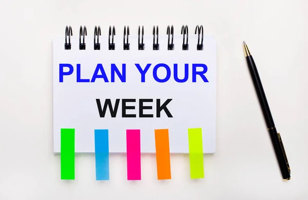 Світлому Тлі Ручці Блокноті Текстом Plan Your Week Яскравими Наклейками — стокове фото