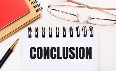 Hafif bir arkaplanda - altın çerçeveli gözlük, bir kalem, kahverengi ve kırmızı not defterleri ve üzerinde CONCLUSIONON yazan beyaz bir defter. İş konsepti