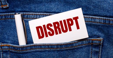 Mavi kotun arka cebinde beyaz bir kalem ve içinde Disrupt yazan beyaz bir kart var.