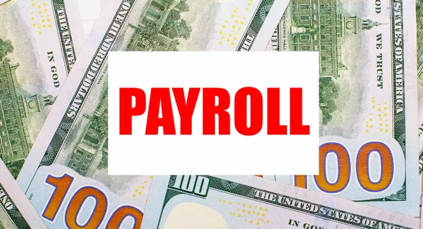 在美元的背景下 有一张白色卡片 上面印有Payroll字样 财务概念 — 图库照片