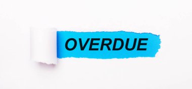 Parlak mavi arkaplan üzerinde, yırtık çizgili beyaz kağıt ve metin OVERDUE