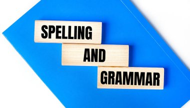 Açık gri arka planda mavi bir defter var. Üzerinde 