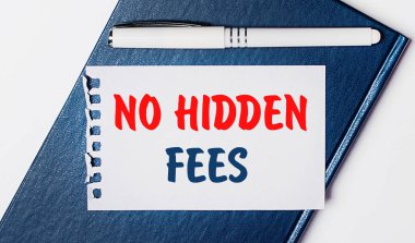 Mavi günlük arka planda yatıyor. Üzerinde 