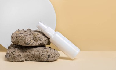 Beyaz-sarı arka planda, doğal ham ışık taşları ve beyaz, temiz bir şişe ve metin eklemek için bir yer. Tıp ve güzellik kavramı. Model