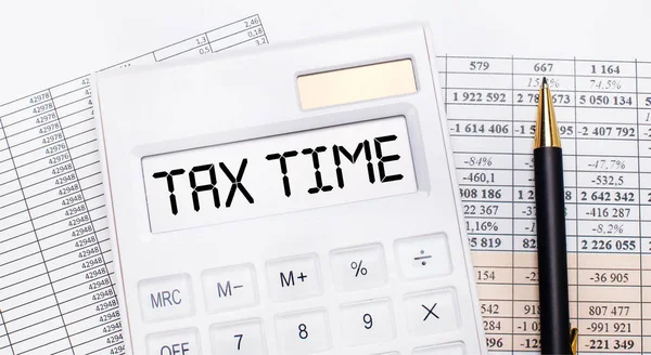 Masaüstünde Raporlar Var Üzerinde Tax Time Yazan Beyaz Bir Hesap — Stok fotoğraf