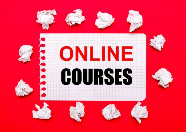 Parlak kırmızı bir zemin üzerinde, beyaz buruşuk kağıtlar ve içinde ONLINE COURSES yazılı bir kağıt
