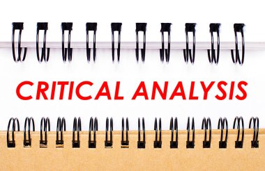 Beyaz ve kahverengi spiral notlar arasında beyaz kağıda CRITICAL AnALYSIS yaz.