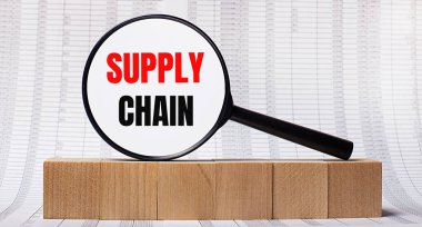 Tahta küplerle ilgili raporların arka planında, üzerinde güya CHAIN yazan bir büyüteç var. İş konsepti