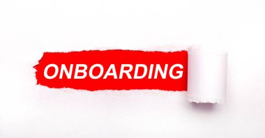 Parlak kırmızı arkaplanda, yırtık çizgili beyaz kağıt ve yazı ONBOARDING