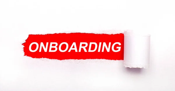 Parlak kırmızı arkaplanda, yırtık çizgili beyaz kağıt ve yazı ONBOARDING